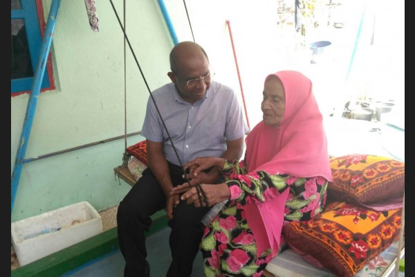 އޭޕްރީލް 6، 2017: އެމްޑީޕީން ގއ. އަތޮޅުގެ ބައެއް ރަށްރަށް ކުރި ކެމްޕޭނު ދަތުރުގައި ހިންގި ދޮރުން ދޮރަށް ކެމްޕޭނުގައި، ރައްޔިތުންގެ މަޖިލީހުގެ ކުރީގެ ރައީސް އަބްދުﷲ ޝާހިދު، މީހަކާ ބައްދަލުކުރައްވަނީ