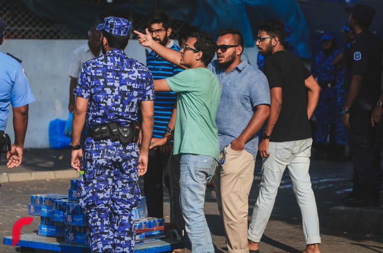 ގާސިމް ކޯޓަށް ހާޒިރު ކުރިވަގުތު  ކްރިމިނަލް ކޯޓް ހުންނަ ސަރަހައްދު ފުލުހުން ވަނީ ބަންދުކޮށްފައެވެ.