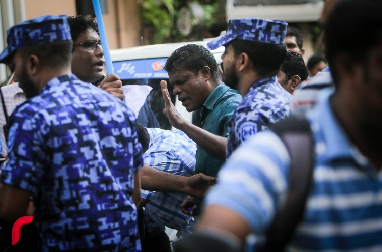 މިއަދު ޖުމްހޫރީ ޕާޓީގެ ލީޑަރު ގާސިމް އިބްރާހިމް ކޯޓްއަށް ހާޒިރު ކުރި ވަގުތު ކުރި މުޒާހަރާ ރޫޅާލުމަށް ފުލުހުން ވަނީ ބާރުގެ ބޭނުންކޮށް ޕެޕާ ސްރޭ ޖަހާފައެވެ