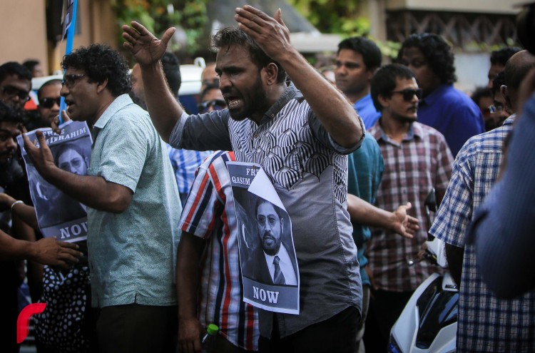 ޖުމްހޫރީ ޕާޓީގެ ލީޑަރު ގާސިމް ހައްޔަރުކޮށް، ބަންދުގެ މުއްދަތު ޖެހުމަށް ކޯޓަށް ހާޒިރުކުރުމާ ދިމާކޮށް އެއްވި މީހުން ފަހަތަށް ޖައްސައި ބައެއް މީހުން ފުލުހުންގެ ބެލުމުގެ ދަށަށް ގެންގޮސްފައިވެއެވެ.