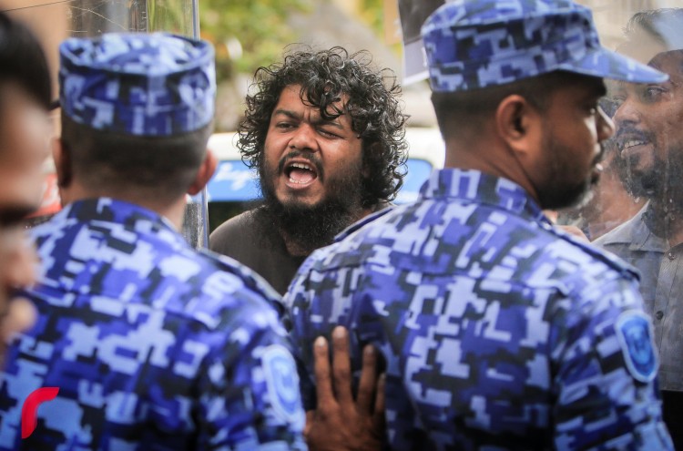 ފުލުހުން އެއްވުމުގެ ބައިވެރިން ދުރަށްޖެއްސުމަށް ޕެޕާ ސްޕްރޭ އާއި ޝީލްޑް ވަނީ ބޭނުން ކޮށްފައެވެ.