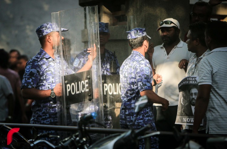 ފުލުހުން އެއްވުމުގެ ބައިވެރިން ދުރަށްޖެއްސުމަށް ޕެޕާ ސްޕްރޭ އާއި ޝީލްޑް ވަނީ ބޭނުން ކޮށްފައެވެ.