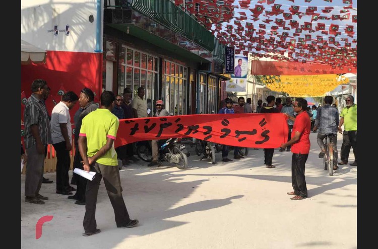 މުޒާހަރާގެ ބައިވެރިންވަނީ ގާސިމާއި އެހެން ސިޔާސީ ހައްޔަރީން މިނިވަން ނުކުރަނީސް މުޒާހަރާކުރުން ހުއްޓާ ނުލާނެ ކަމަށް ބުނެފައެވެ.