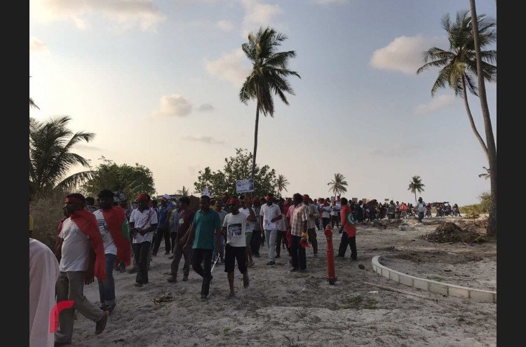 މާމިގިލި އަދި  ފެންފުށީގެ ގިނަ އަދަދެއްގެ މީހުން މި މުޒާހަރާގައި ބައިވެރި ވެފައިވެއެވެ.