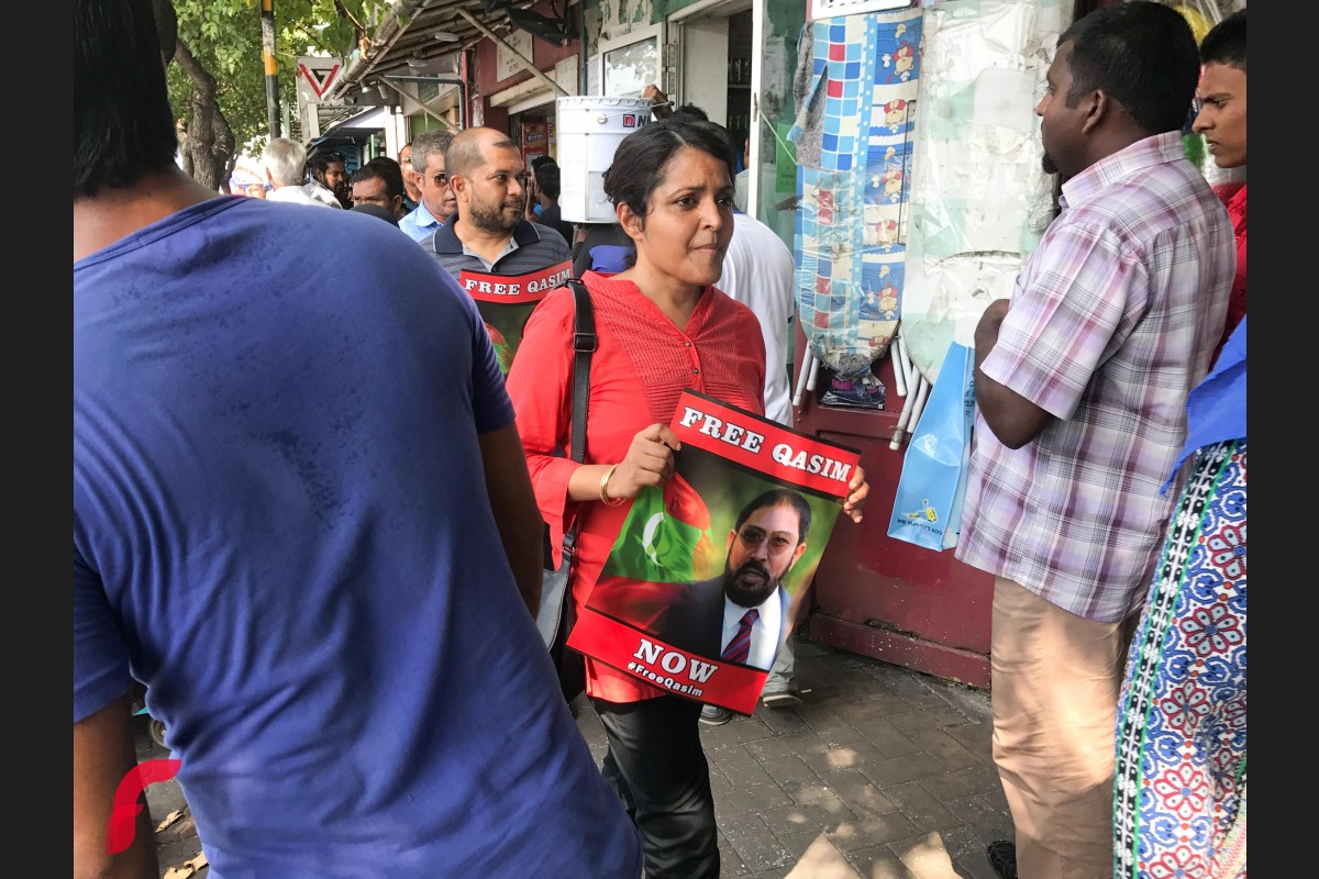  ގާސިމްގެ މައްސަލަ ހިނގަމުން ދިޔައިރު އޭނާ ދޫކޮށްލުމަށް ގޮވާލާ އާއްމުން އަޑުއުފުލަނީ