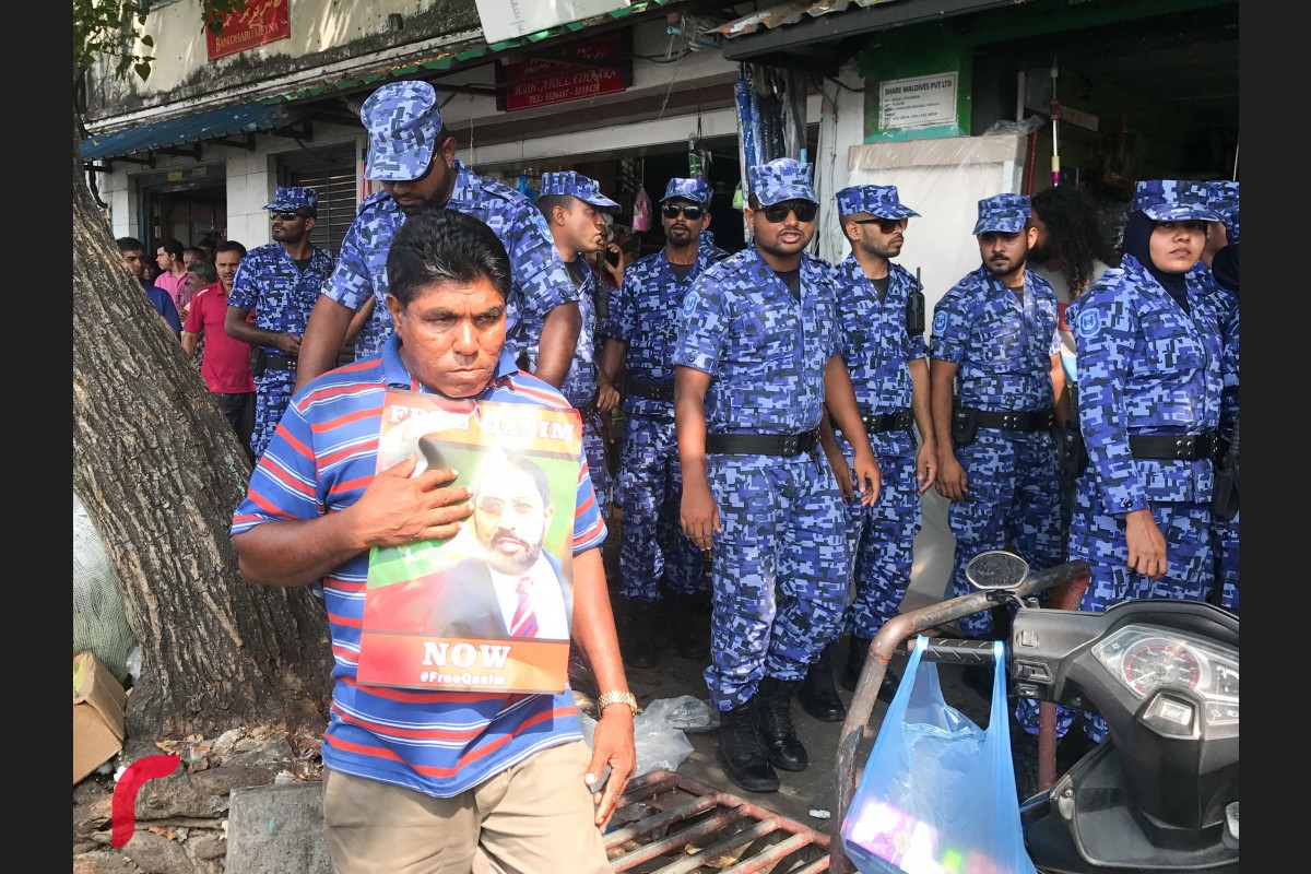 ފުލުހުން މިއަދު ހައިކޯޓް ސަރަހައްދަށް އެއްވި މީހުން ދުރުކުރުމަށް ވަނީ ބާރުގެ ބޭނުންކޮށް ޕެޕާ ސްޕްރޭ ޖަހާފައި