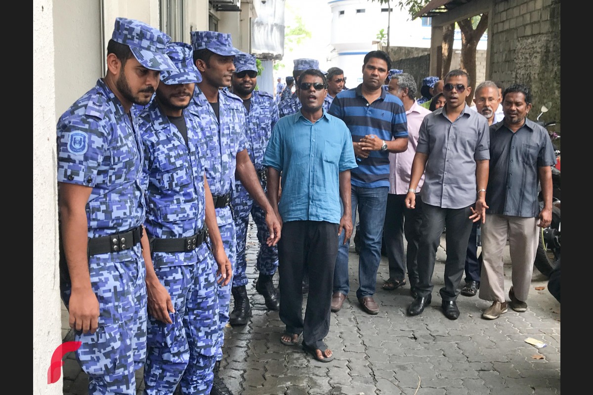 ގާސިމް މިއަދު ހައިކޯޓަށް ހާޒިރު ކުރި ވަގުތު އެސަރަހައްދަށް ގިނަ ބަޔަކު އެއްވެ ގާސިމް މިނިވަން ކުރުމަށް ގޮވާލައި އަޑު އުފުލި