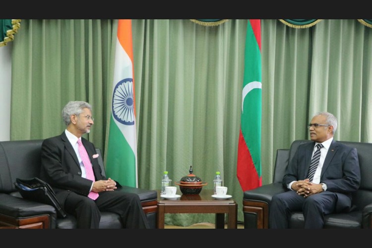 Maldives Foreign Minister (r) with the Indian Foreign Secretary