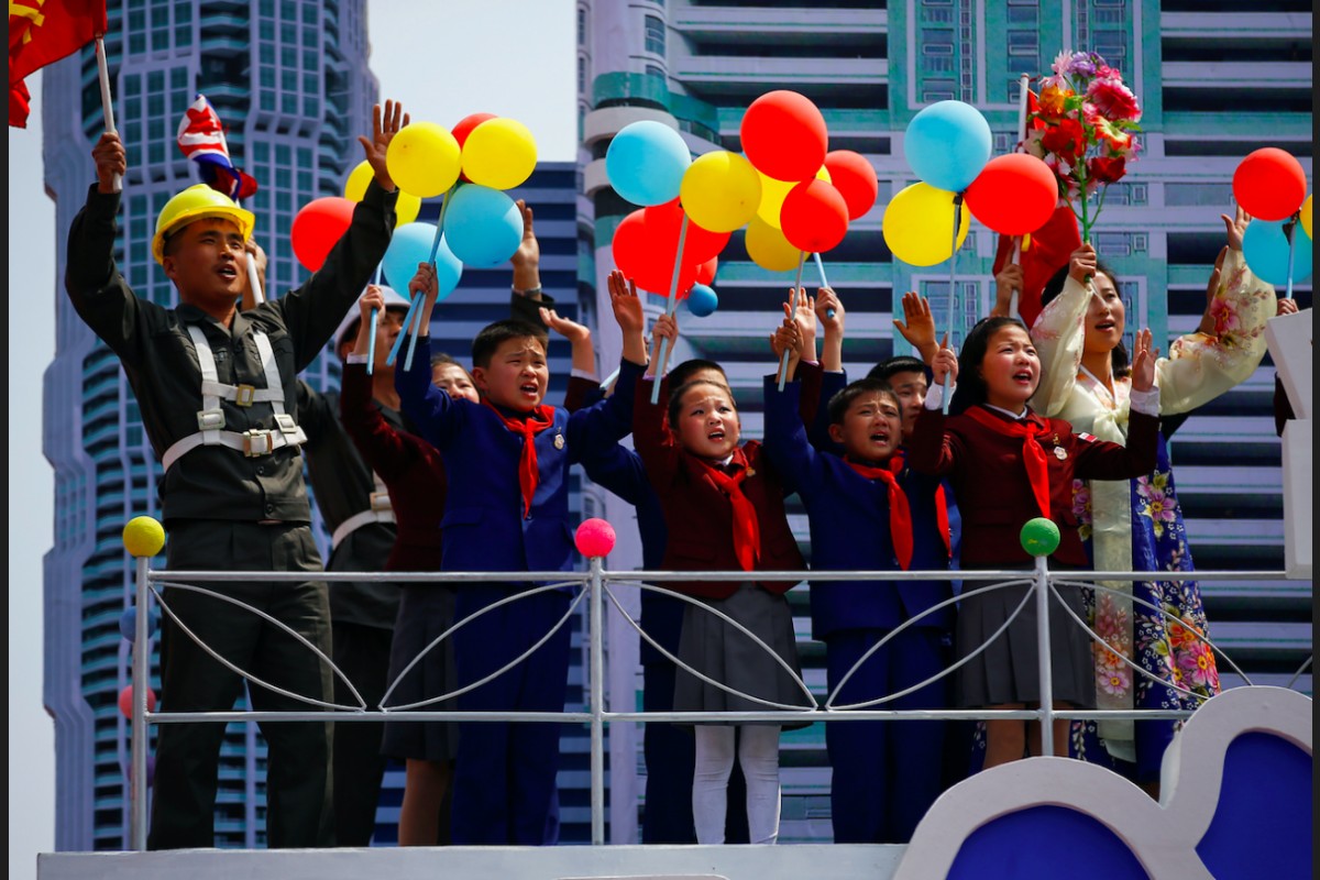 މި ޕެރޭޑްގައި އެތައް ހާސް ބަޔަކު ބައިވެރިވެފައިވަނީ ގައުމުގެ އެއްބައިވަންތަކަން ދައްކުވައިދިނުމަށް