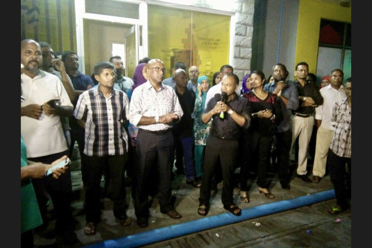 ގުޅިފައިވާ ޕާޓީތަކުން ރޭ އެމްޑީޕީ އޮފީސްކުރިމަތީ ބޭއްވި އެއްވުން ފުލުހުން އެއްވެސް އެންގުމަކާނުލައި ރޫޅާލާފިއެވެ.