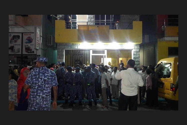 އިދިކޮޅު ޕާޓީތަކުން އެމްޑީޕީ އޮފީސް ކުރިމަތީ އެއްވުން ކުރިއައްގެންދިޔަ ވަގުތު ޕީޕީއެމްގެ އެއްވުމެއް މާވެޔޮމަގުގައި ކުރިއައްގެންދިޔައެވެ.
