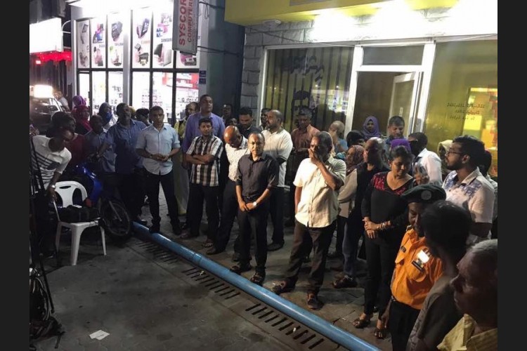 ގުޅިފައިވާ ޕާޓީތަކުން ރޭ އެމްޑީޕީ އޮފީސްކުރިމަތީ ބޭއްވި އެއްވުން ފުލުހުން އެއްވެސް އެންގުމަކާނުލައި ރޫޅާލާފިއެވެ.