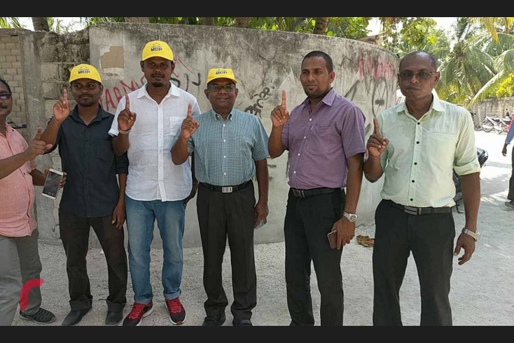 އެމްޑީޕީން ލޯކަލް ކައުންސިލް އިންތިޚާބުގައި އެ ޕާޓީގެ ކެންޑިޑޭޓުންނަށް ތާއީދު ހޯދުމަށް ލ. ގަމަށް ކުރާ ޒިޔާރަތުގައި ޕާޓީގެ ގިނަ އިސް އޮފިޝަލުން ބައިވެރިވެ ވަޑައިގަންނަވާ