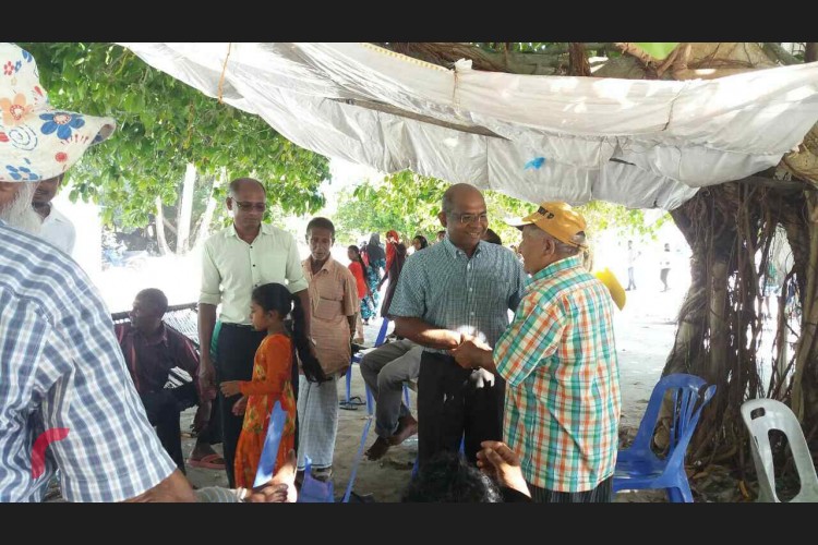 އެމްޑީޕީން މިހާރު ލ އަށް ކުރަމުންގެންދާ ކެމްޕޭން ދަތުރުގައި ދޮރުން ދޮރަށް ހިނގަނީ. މި ދަތުރަކީ ލޯކަލް ކައުންސިލް އިންތިހާބަށް ތާއީދު ހޯދުމަށް އެމްޑީޕީން ކުރަމުން ގެންދާ ދަތުރެއް