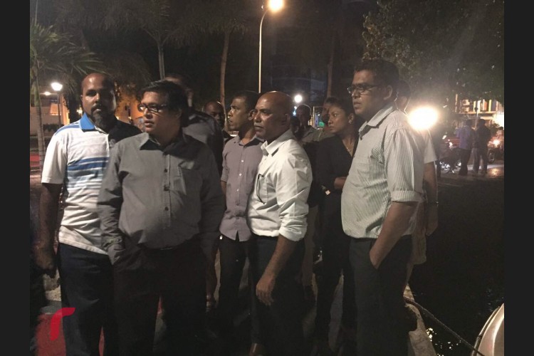 ބުރާސްފަތި ދުވަހުގެ ރޭ ގާތްގަނޑަކަށް 12 ޖަހާކަންހާއިރު ފުލުހުން ގާސިމް ހައްޔަރުކޮށްފައިވަނީ ކޯޓު އަމުރެއް ދެއްކުމަށްފަހު، ތައްޔާރުވެލަން ކުޑަ ވަގުތުކޮޅެއް ދިނުމަށްފަހު ކަމަށް މަންޒަރު ދުށް މީހުން ބުނެފައިވޭ