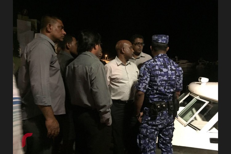 ފުލުހުން ބުނީ ގާސިމް ހައްޔަރުކޮށްފައި ވަނީ ތަހުގީގު ކުރަމުންދާ މައްސަލައަކާއިގުޅިގެން ކޯޓްއަމުރެެއްގެ ދަށުން ކަމަށް. އިތުރު ތަފްސީލެއް ދީފައެއް ނުވޭ