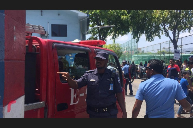 އަލިފާންގަނޑު ނިއްވާލުމަށް ހަރަކާތްތެރިވި ފުލުހެއްގެ އަތް ކަފައިގެން ދިއުމުގެ ސަބަބުން ފަރުވާ ދިނުމަށް ހޮސްޕިޓަލަށް ވަނީ ގެންގޮސްފައި 