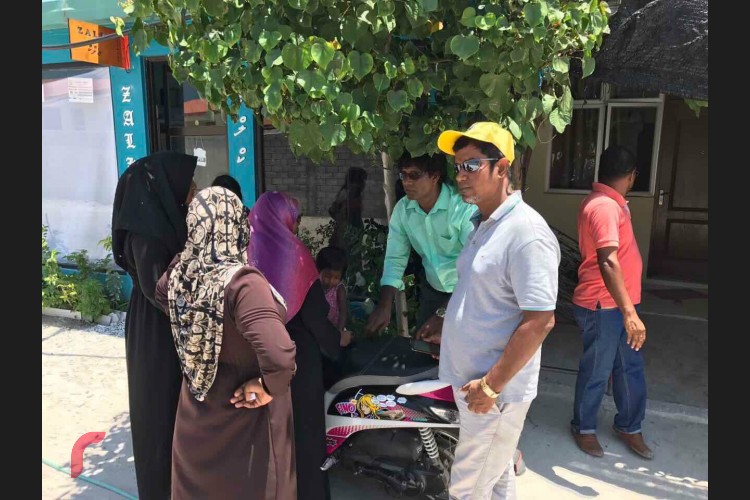 އެމްޑީޕީގެ ލ އަތޮޅު ދަތުރުގައި ގިނަ ބަޔަކާ ބައްދަލުކޮށް ރައްޔިތުންގެ ހާލު އަހުވާލު އޮޅުން ފިލުވައި، އެފަރާތްތަކުގެ ޝުއޫރުތައް ހުރި ނެތްގޮތް ދަނީ ބަލަމުން