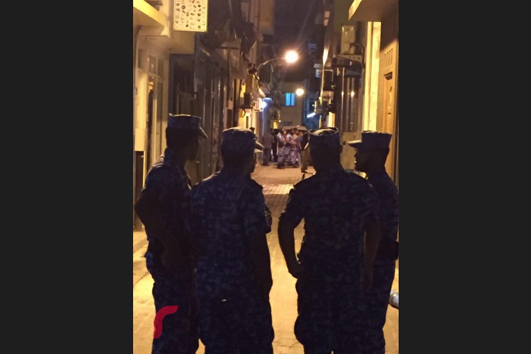 ފުލުހުންގެ އޮފިސަރަކު ހޯމަ ދުވަހުގެރޭ ހާމަކޮށްފައިވާ ގޮތުގައި، ފުލުހުން މިހާރު ހިންގަމުންދާ އޮޕަރޭޝަންގައި، ފުލުހުންދަނީ، މާލޭގެ ބައެއް ތަންތަނަށް ވަދެ ބައެއް މީހުންވެސް ހައްޔަރުކުރަމުންނެވެ.