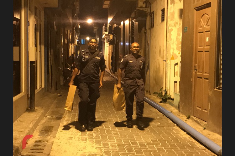 ފުލުހުން ވަނީ މިތަންތަން ބަލައި ފާސްކޮށް ގިނަ އަދަދެއްގެ ހެކި ގެންގޮސްފައެވެ.