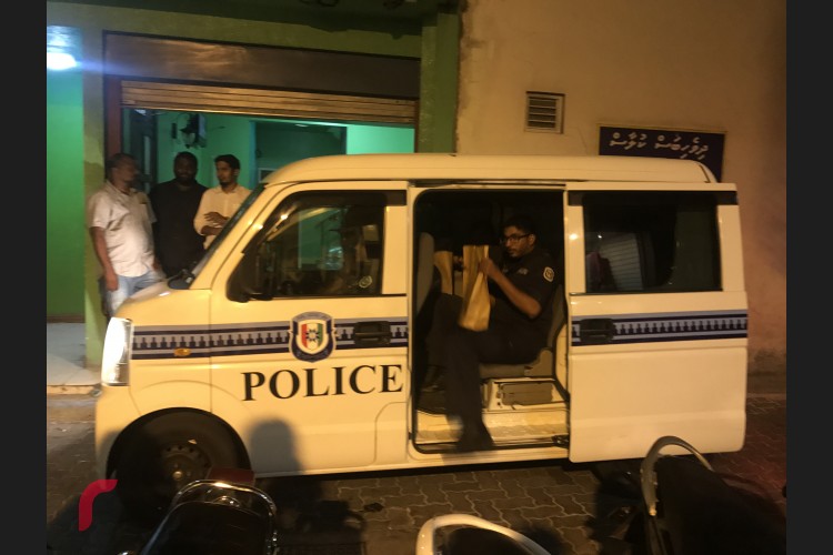 މއ. އެނބޫގައި ހުންނަ އެޓިކް އިންޓަރނޭޝަނަލް ޕްރައިވެޓް ލިމިޓެޑްގެ އޮފީހާއި، މއ. ކިނާރާ ހައުސް ބަލައި ފާސްކުރީ ޓެރަރިޒަމާއި، ޤައުމީ ސަލާމަތަށް ނުރައްކާ ކުރުމުގެ ތުހުމަތުގައެވެ.