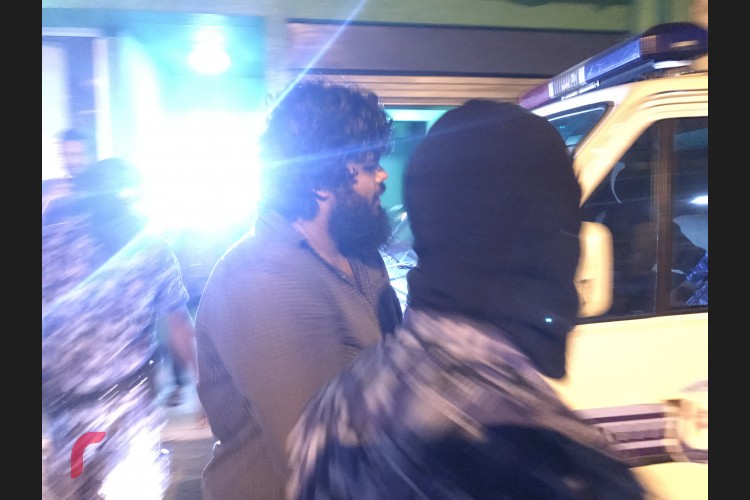 ފުލުހުން ހިންގި ހާއްސަ އޮޕަރޭޝަނަށް ފަހު މ. ކިނާރާ ހައުސް އިން މީހަކު ހައްޔަރު ކޮށްގެން ގެންދަނީ.