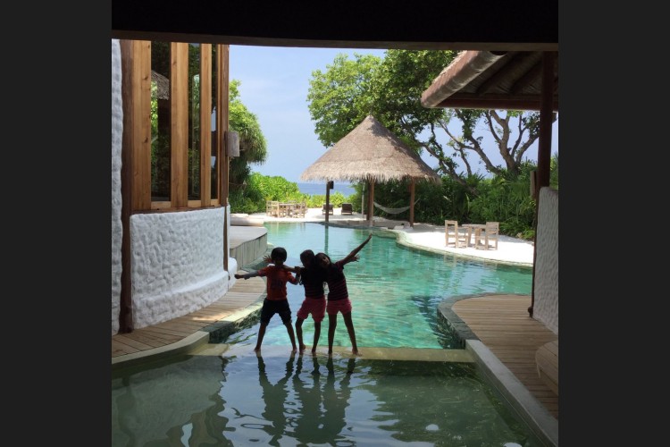 އިންޑިއާގެ މަޝްހޫރު ފިލްމް ޑިރެކްޓަރ އަދި ޕްރޮޑިއުސާ ފަރާޙް ޚާންގެ ކުދިން ބީޗް ވިލާގައި ފޮޓޯއަށް ހުއްޓިލައިގެން 