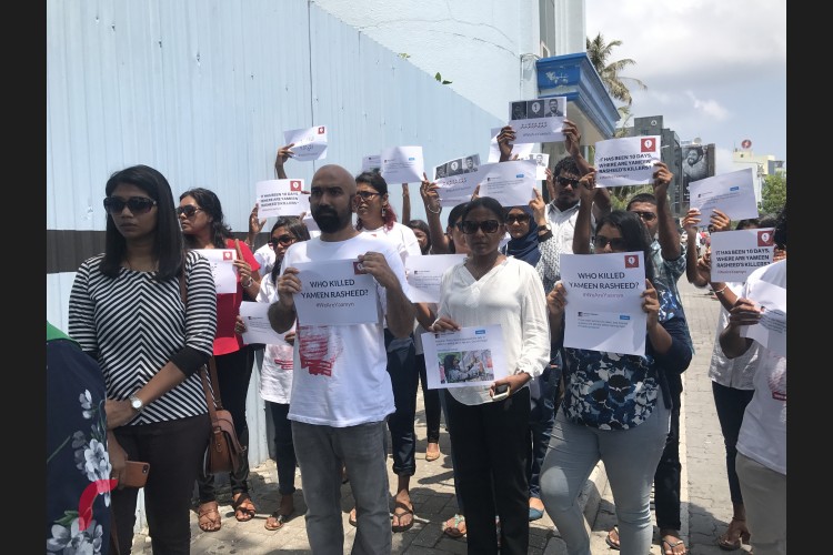 ފުލުސް އޮފީހުން ނުކުމެ ނޫސްވެރިންނަށް މައުލޫމާތު ދެމުން ޔާމީން ބައްޕަ ހުސައިން ރަޝީދު ބުނީ އެ ސިޓީތަކުގައި  އެދިފައިވާނީ ވީހާވެސް އަވަހަކަށް އިންސާފުގެ ކުރިމައްޗަށް ގެނެސް ޔާމީން ރަޝީދުގެ އާއިލާއަށް އ