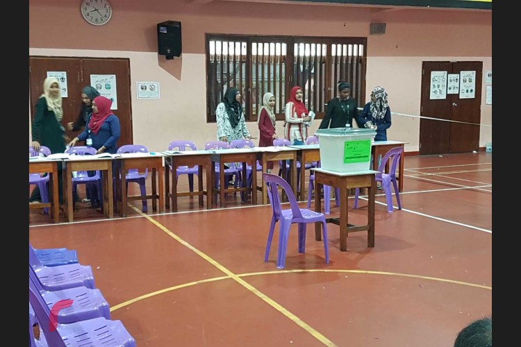 ނަމަވެސް ޕީޕީއެމުން ކޯޓަށް ހުށަހެޅި މައްސަލައަކާ ގުޅިގެން އިންތިހާބު ދެ މަސް ދުވަހަށް ފަސްކުރި އެވެ. އެއަށް ފަހު ދެން އިންތިހާބު ބާއްވަން އުޅުނީ އޭޕްރީލް 8 ގަ އެވެ. އޭގެ ފަހުން ސްކޫލްތައް ނުލިބޭ ކަމަށ