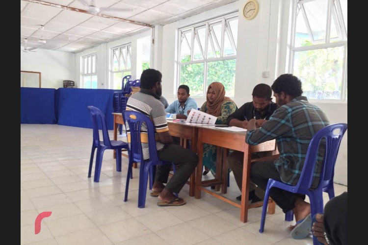 ވޯޓް ކަރުދާސްކޮޅުގައި ފާހަގަ ޖެހުމުގެ މައްސަލަ ބޮޑުވެފައިވާއިރު، މިފަހަރުގެ އިންތިހާބުގައި ބައެއް މީހުން ވޯޓްލާން ދިޔައިރު، އެ މީހާގެ ނަމުގައި ވޯޓް ލާފައިވާ ކަމުގެ ޝަކުވާތައް ވެސް ލިބެ އެވެ. 