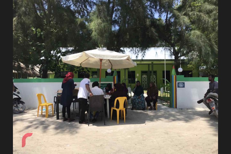 އިލެކްޝަންސް ކޮމިޝަންގެ ކުރީގެ ރައީސް ފުއާދު ތައުފީގު ވިދާޅުވި ގޮތުގައި، އޮފިޝަލުން މަދުވެގެން، ނުވަތަ ހާޒިރު ނުވެގެން އިންތިހާބަށް ބުރޫއެރުމަކީ، ދޯދިޔާ އިންތިހާޒުތަކެއް ހުރުމުން ކަމަށް ގަބޫލުކުރައްވާ