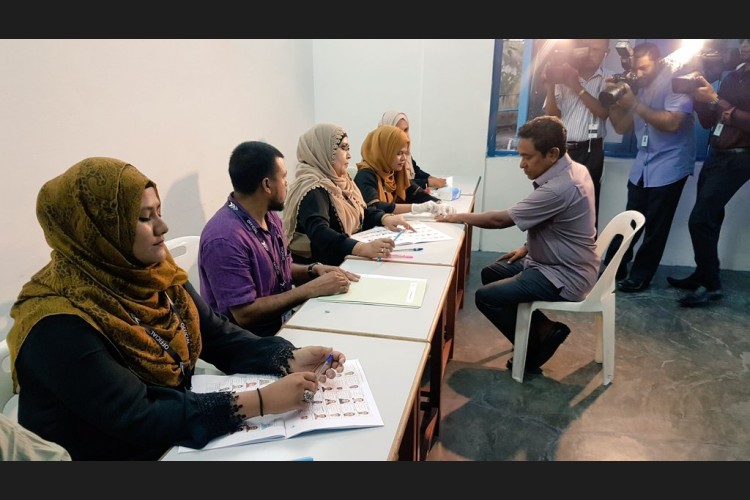  ލޯކަލް ކައުންސިލްގެ އިންތިހާބުގެ ވޯޓްލުން މުޅި ރާއްޖޭގައި ކުރިއަށް ދާއިރު، އިންތިހާބުގެ ކަންކަމުގައި ދަނީ ވަރަށް ގިނަ ޝަކުވާތަށް ލިބެމުންނެވެ