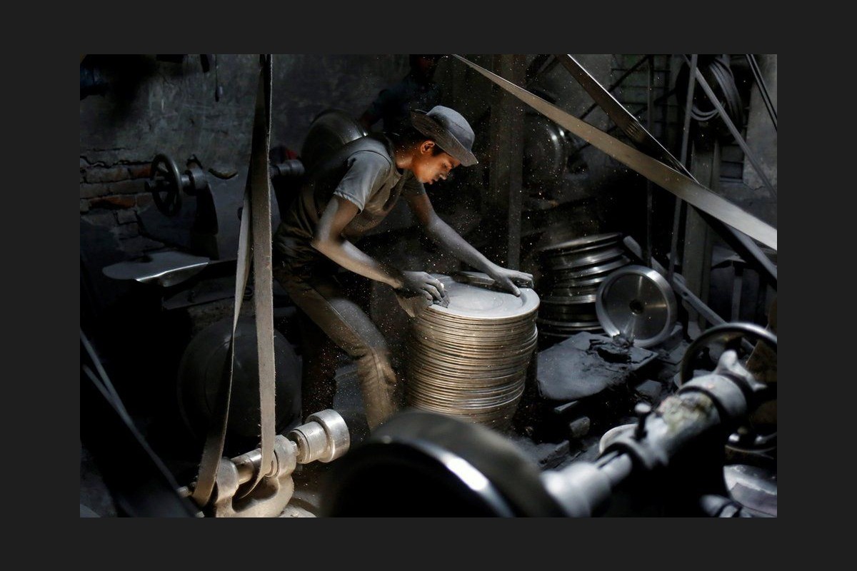 ބަންގްލަދޭޝްގެ ފަގީރު ހިސާބެއްގެ ދަގަނޑު މަސައްކަތްކުރާ ކާރުހާނެއެއްގައި ކުޑަކުއްޖަކު މަސައްކަތް ކުރަނީ. ބަންގާޅުފަދަ ގައުމުތަކުގައި ކުޑަކުދިންލައްވައި މަސައްކަތްކުރުމަކީ އާންމު ކަމެއް.