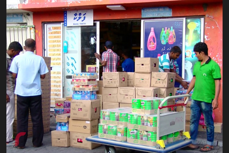 ބާޒާރުގެ ފިހާރައެއް: ދުވާލު ގަޑީގައި މުދަލެއް ނޫފުލޭނެ