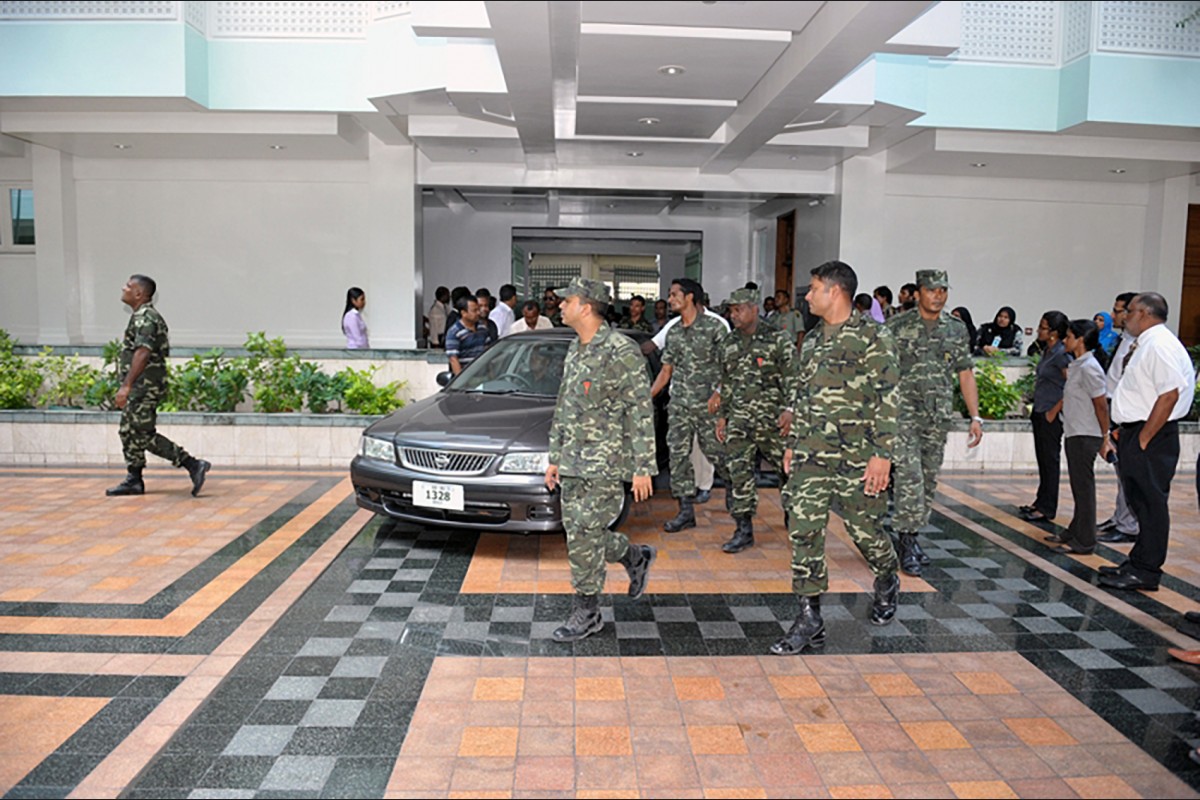 ސިފައިންނާއި ފުލުހުން ކުރި ބަޣާވާތާ ގުޅިގެން ރައީސް ނަޝީދު އިސްތިއުފާ ދެއްވުމަށް، ކާރުކޮޅުގައި ރައީސް އޮފީހަށް ގެންނަވަނީ