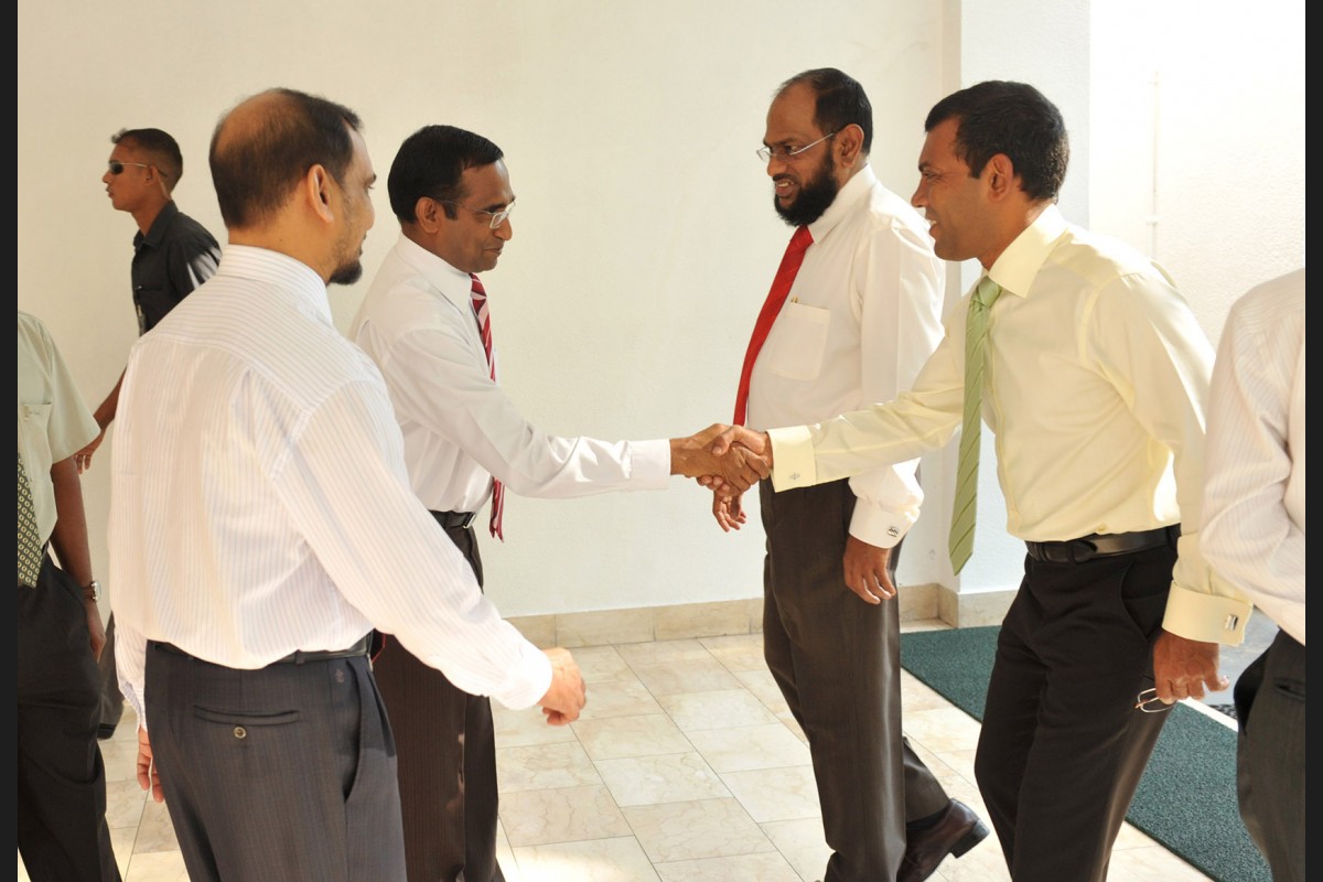 ރާއްޖޭގައި ބޭއްވި ފުރަތަމަ ދީނީ ޢިލްމުވެރިންގެ މަހާސިންތާގައި ރައީސް ނަޝީދު، އޭރުގެ އުއްތަމަ ފަނޑިޔާރު އަހްމަދު ފާއިޒްއާ ސަލާމްކުރައްވަނީ 