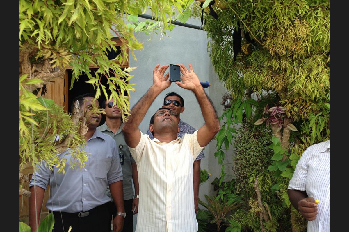 ރައީސް ނަޝީދު އައްޑުއަށް ކުރެއްވި ދަތުރުފުޅެއްގައި އެ މަނިކުފާނުގެ ސެކިއުރިޓީ ބޭފުޅުންނާއެކު ސެލްފީއެއް ނަންގަވަނީ