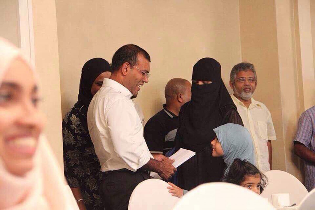 ރައީސް ނަޝީދު އެ މަނިކުފާނުގެ ސަޕޯޓަރަކާއެކު