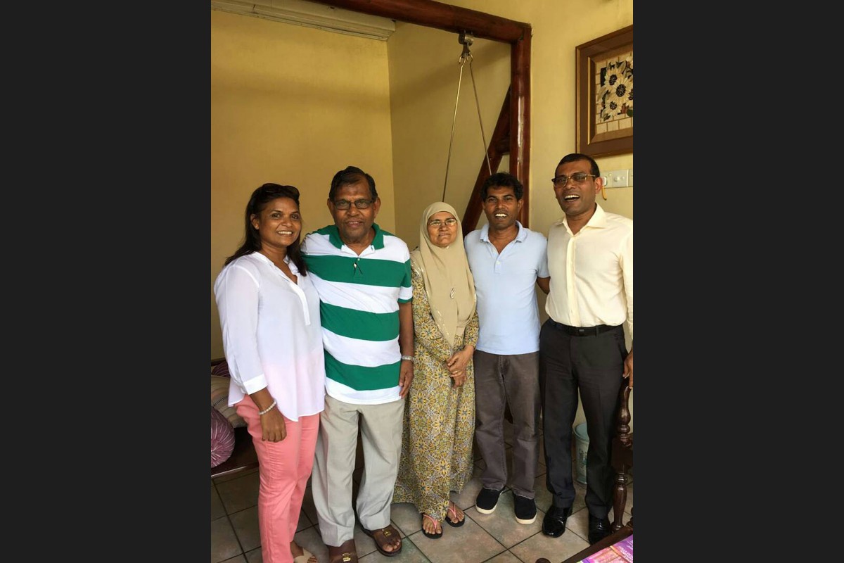 ރައީސް ނަޝީދުގެ އެ މަނިކުފާނުގެ ބާބެ، ނާޝިދު އާއި މަންމަ އާއި ބައްޕަ އަދި ދެބެންގެ ދެދަރި ބޭފުޅެއްކަމުގައި ހަދީޖާ އަހްމަދުއާއެކު.