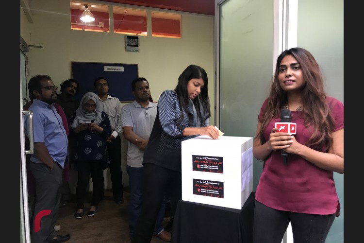 މިހާރު ރާއްޖެއަށް ކުރަމުންދާ ވިއްސާރައިގައި އައްޑޫ ސިޓީ ހިދަތޫއަށް އެރި ނަގޫރޯޅީގައި ގެއްލުންވި ފަރާތްތަކަށް އެހީވުމުގެ ގޮތުން ރައްޔިތުންގެ މަޖިލީހުގެ މެންބަރު ރޮޒައިނާ އާދަމް ފަންޑް ފޮށްޓައް ފައިސާ ހަދިޔާކުރައްވަނީ