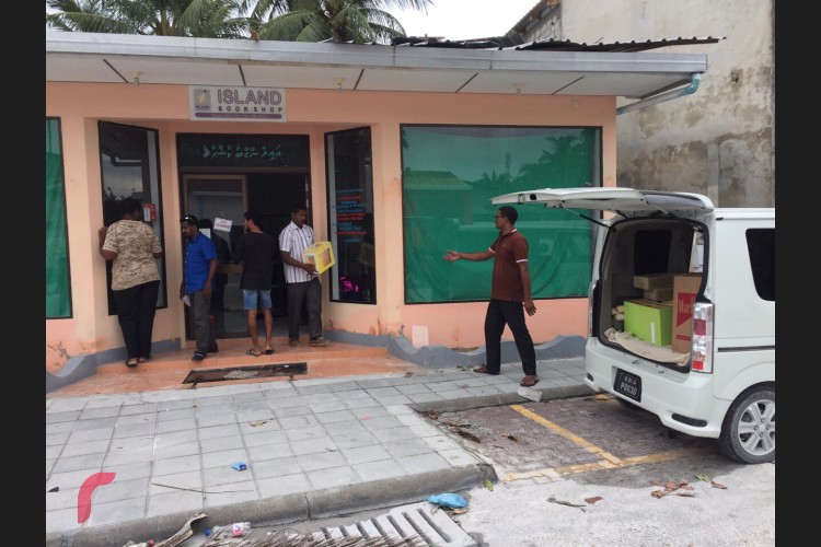 މި ހާދިސާގައި، ސްކޫލް ކުދިންގެ ތަކެތި ވިއްކާ އައިލެންޑް ބުކްޝޮޕާއި، ސިލިންކޯ އިންޝުއަރެންސް ކުންފުނީގެ އޮފީހަށްވެސް ވަނީ ގެއްލުން ލިބިފަ