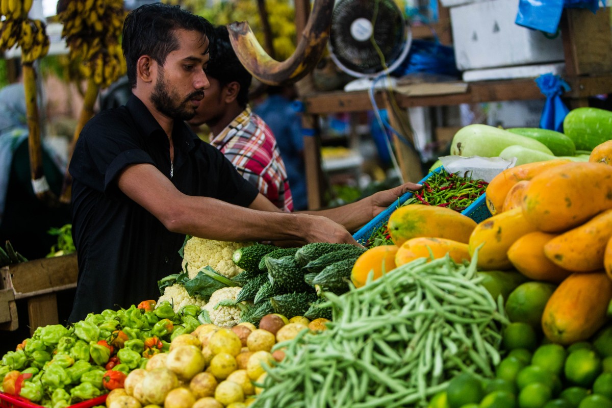 މާލެ ލޯކަލް މާރުކޭޓު ސަރަހައްދުގައި މީހަކު މަޑުކޮށްލައިގެން. ކޮންމެ އަހަރަކުވެސް ރޯދަމަހާއި ދިމާކޮށް ތަކެެތީގެ އަގު އަތްނުފޯރާ ފަށައް އަރާ.