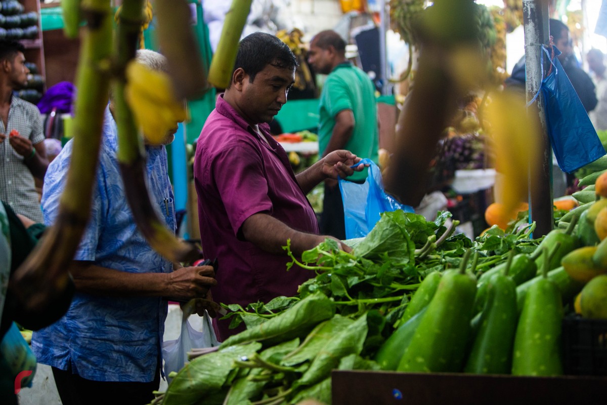 މާލެ ލޯކަލް މާރުކޭޓު ސަރަހައްދުގައި މީހަކު ކޮޕީފަތް ގަންނަނީ . ކޮންމެ އަހަރަކުވެސް ރޯދަމަހާއި ދިމާކޮށް ތަކެތީގެ އަގު އަތް ނުފޯރާފަށައް އަރައި ތަކެތި ލިބުމަށް ދަތިތަކަކާއި ކުރިމަތިވޭ