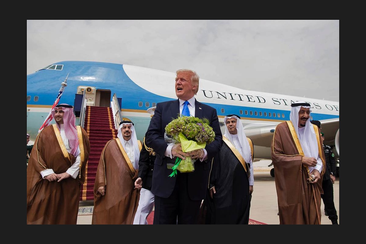 އެމެރިކާގެ ރައީސް ޓްރަމްޕް ސައުދީ އަރަބިއާއަށް ވަޑައިގަތުމާއެކު ސައުދީ ރަސްގެފާން އަބްދުލް ޢަޒީޒާއެކު.