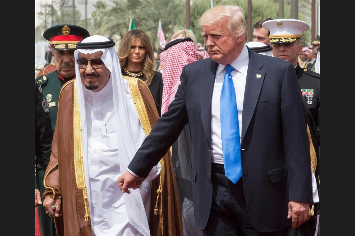 އެމެރިކާގެ ރައީސް ޓްރަމްޕް ސައުދީ ރަސްގެފާނު އަބްދުލް އަޒީޒް އަތްޕުޅުގައި ހިއްޕަވައިގެން ސައުދީ ރޯޔަލް ކޯޓްއަށް ވަޑައިގަންނަވަނީ