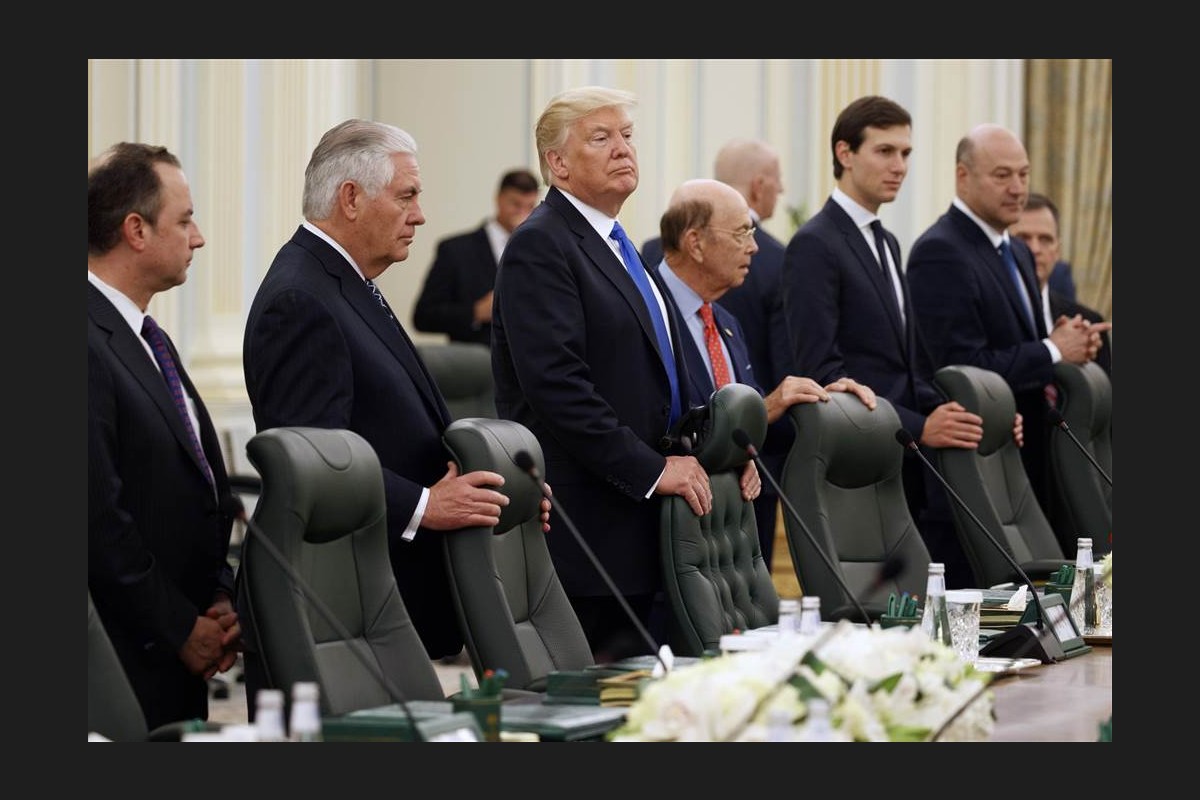 އެމެރިކާގެ ރައީސް ޓްރަމްޕް އާއި އޭނާގެ ވަފުދު ، ދެގައުމުގެ ދޭތެރޭގައި ބޭއްވުމަށް ހަމަޖެހިފައިވާ ވާހަކަފުޅުތަށް ފެށުމުގެ ކުރިން މަޑުކޮށްލައިގެން