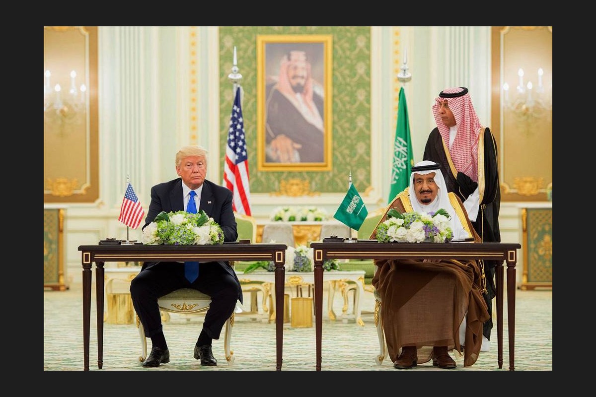 އެމެރިކާގެ ރައީސް ޓްރަމްޕް އަދި ސައުދީގެ ރަސްގެފާނު އަބްދުލް ޢަޒީޒް ދެގައުމުގެ ދޭތެރޭގައި ވެވުނު އެއްވަސްވުންތަކުގައި ސޮއިކުރައްވަނީ