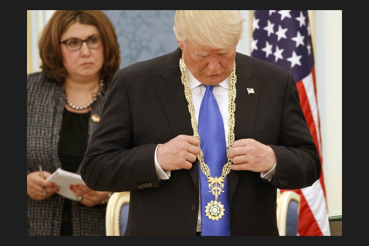 އެމެރިކާގެ ރައީސް ޓްރަމްޕް ކޮލާ އޮފް އަބްދުލް ޢަޒިޒް މެޑަލްއަށް ބައްލަވައި ލައްވަނީ . މިއީ ސައޫދީގައި ދެވޭ އެންމެ މަތީ ޝަރަފު