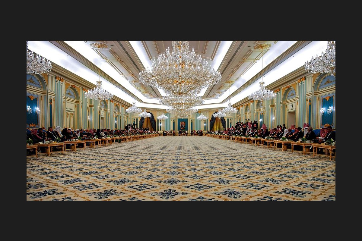 ސައޫދީ ރަސްގެފާނާއި އެމެރިކާގެ ރައީސް ސައޫދީ ރޯޔަލް ކޯޓްގައި ބައްދަލު ކުރަށްވަނީ