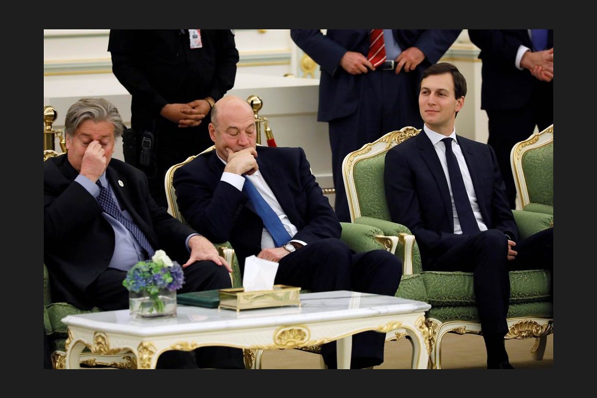 ވައިޓްހައުސްގެ އިސް މުޝީރު ، އިގްތިސާދާއި ބެހޭ އިސްމުޝީރު ސޮއި ކުރުމުގެ ރަސްމިއްޔާތުގައި ބައިވެރިވެ ލައްވަނީ